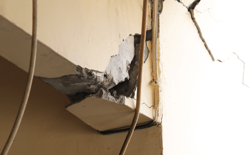 Old Building Cracked Concrete Pole,Cracked Concrete House Pole Image: anlomaja canva.com